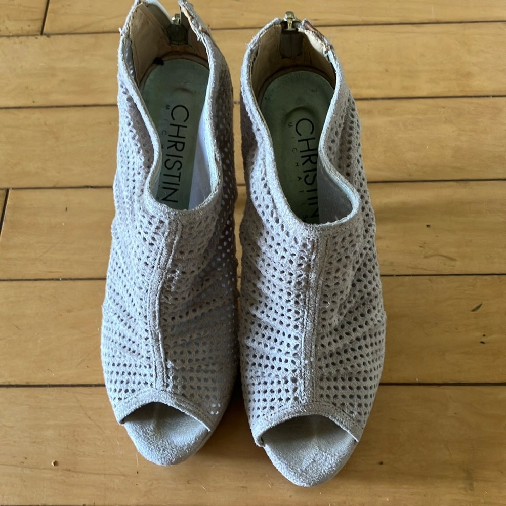 Very comfortable. Great condition for suede!
